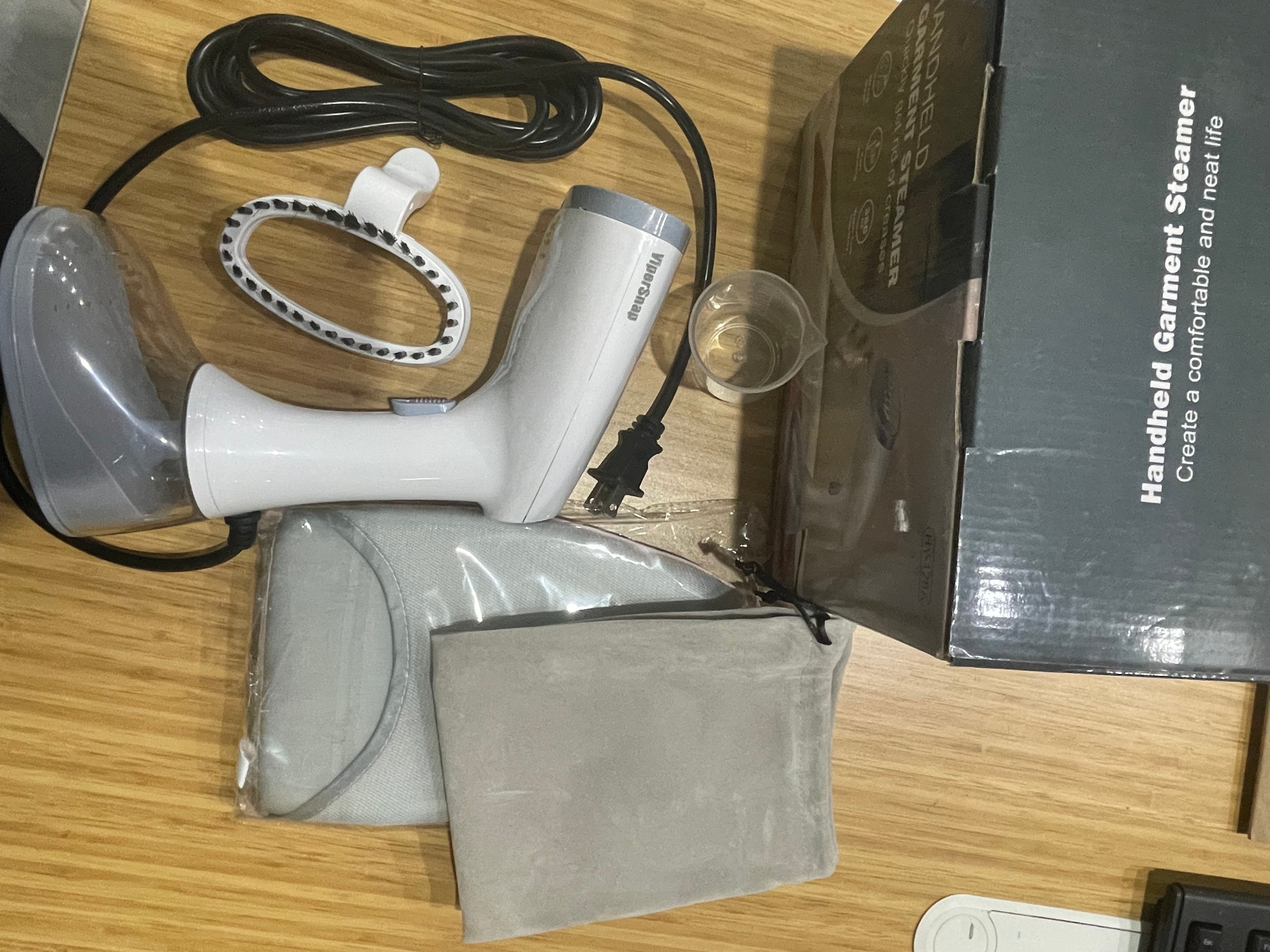 Vipersnap clothes steamer, portable handheld design, 240 ml large capacity, 700 watts, strong penetrating steam, removes wrinkles, suitable for home and office