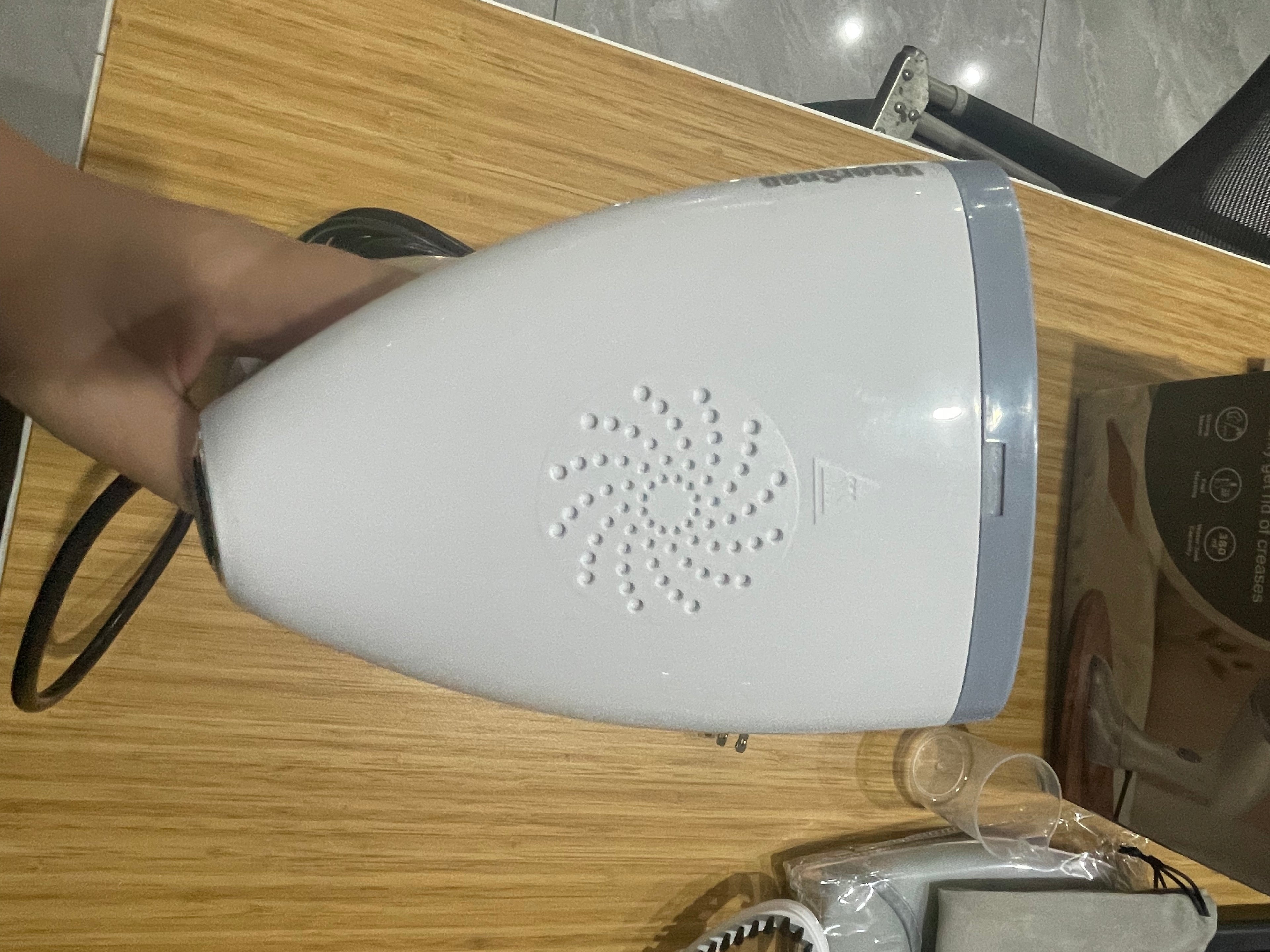 Vipersnap clothes steamer, portable handheld design, 240 ml large capacity, 700 watts, strong penetrating steam, removes wrinkles, suitable for home and office