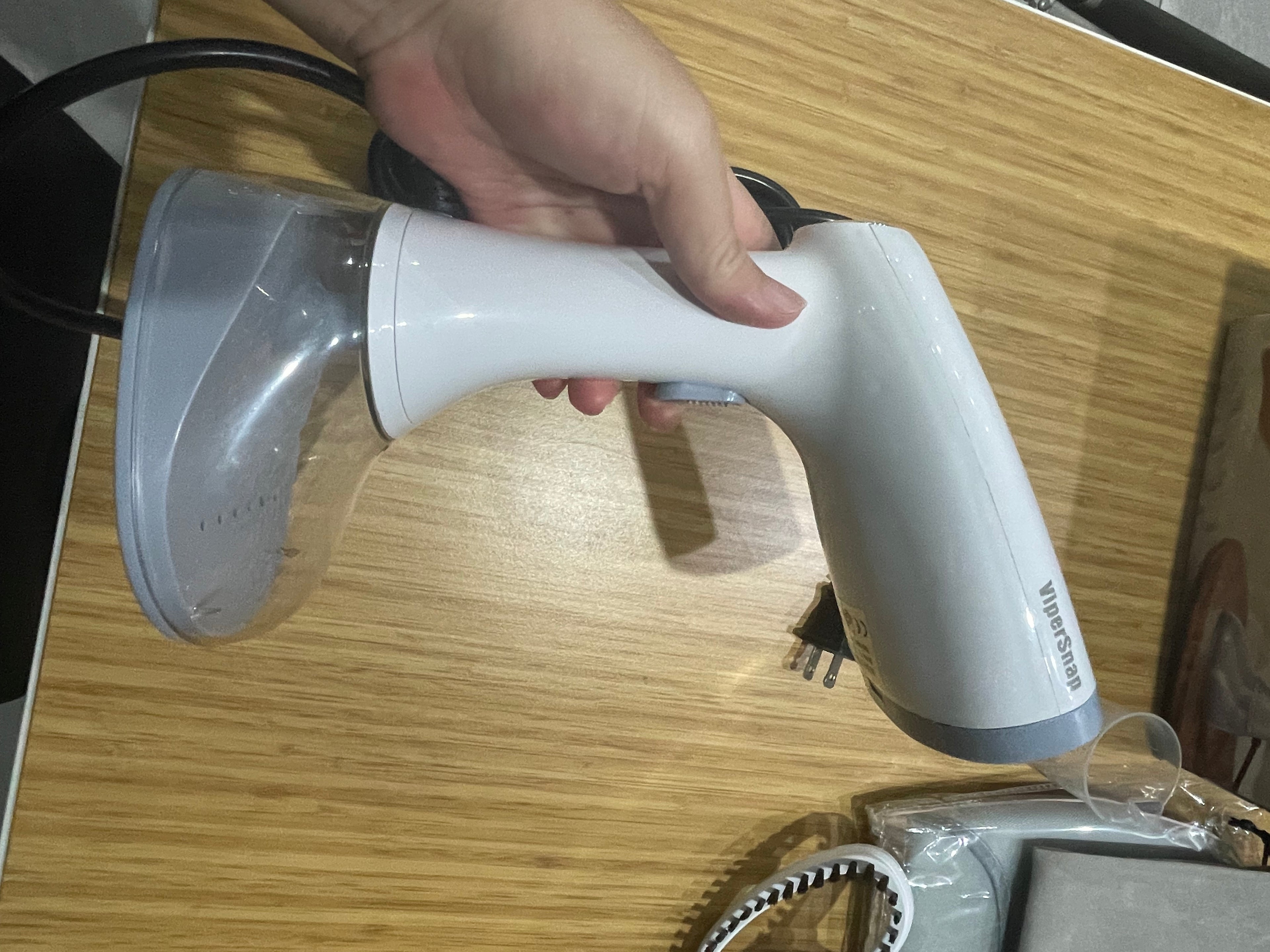 Vipersnap clothes steamer, portable handheld design, 240 ml large capacity, 700 watts, strong penetrating steam, removes wrinkles, suitable for home and office