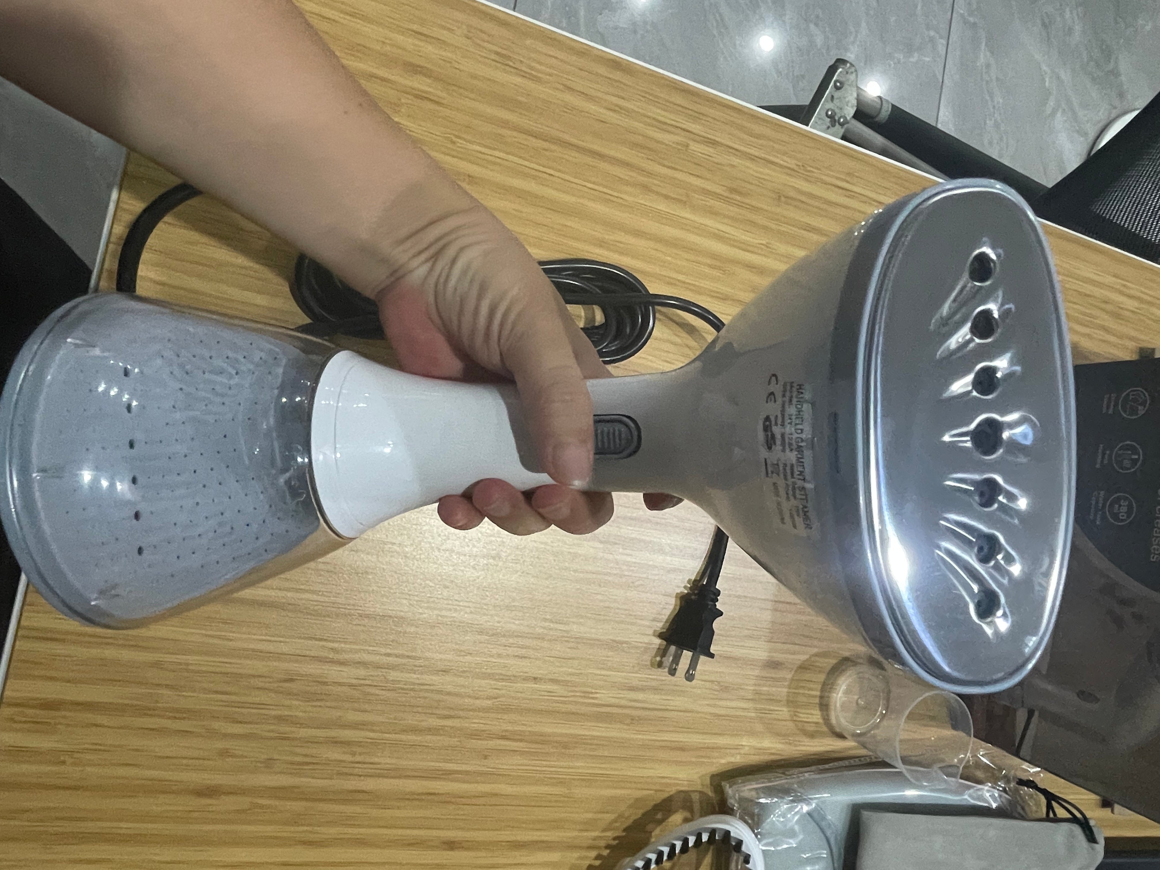 Vipersnap clothes steamer, portable handheld design, 240 ml large capacity, 700 watts, strong penetrating steam, removes wrinkles, suitable for home and office